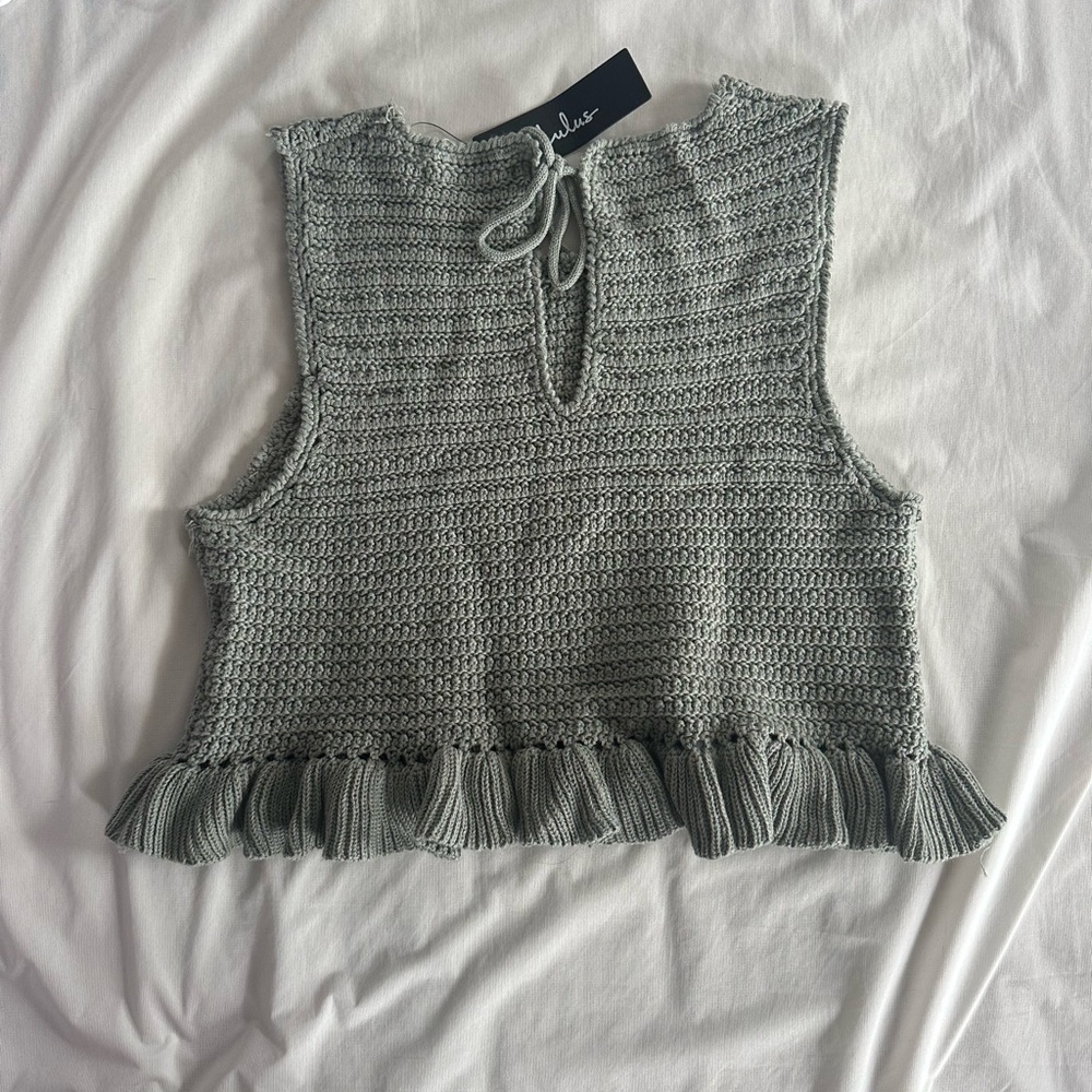 Cropped Ruffled Sweater Tank Top - Picture 3 of 4
